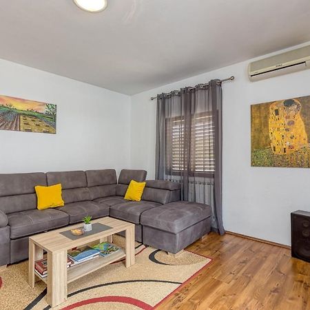 Emanuela With Private Pool Apartment Loborika Екстериор снимка