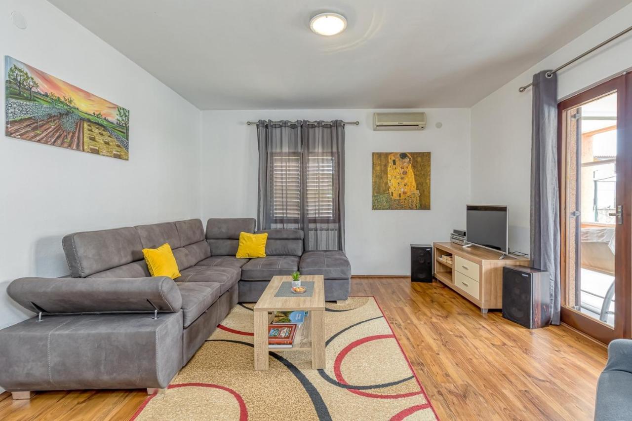 Emanuela With Private Pool Apartment Loborika Екстериор снимка