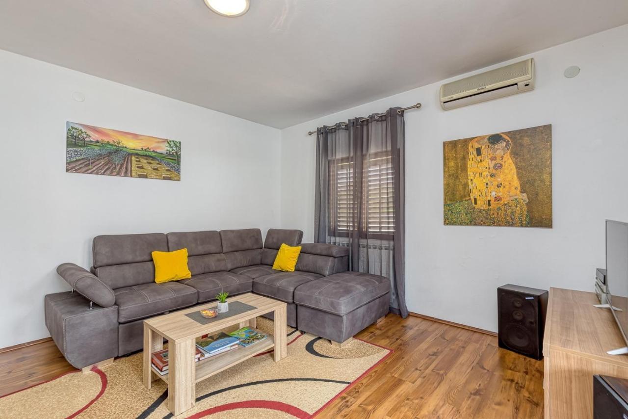 Emanuela With Private Pool Apartment Loborika Екстериор снимка