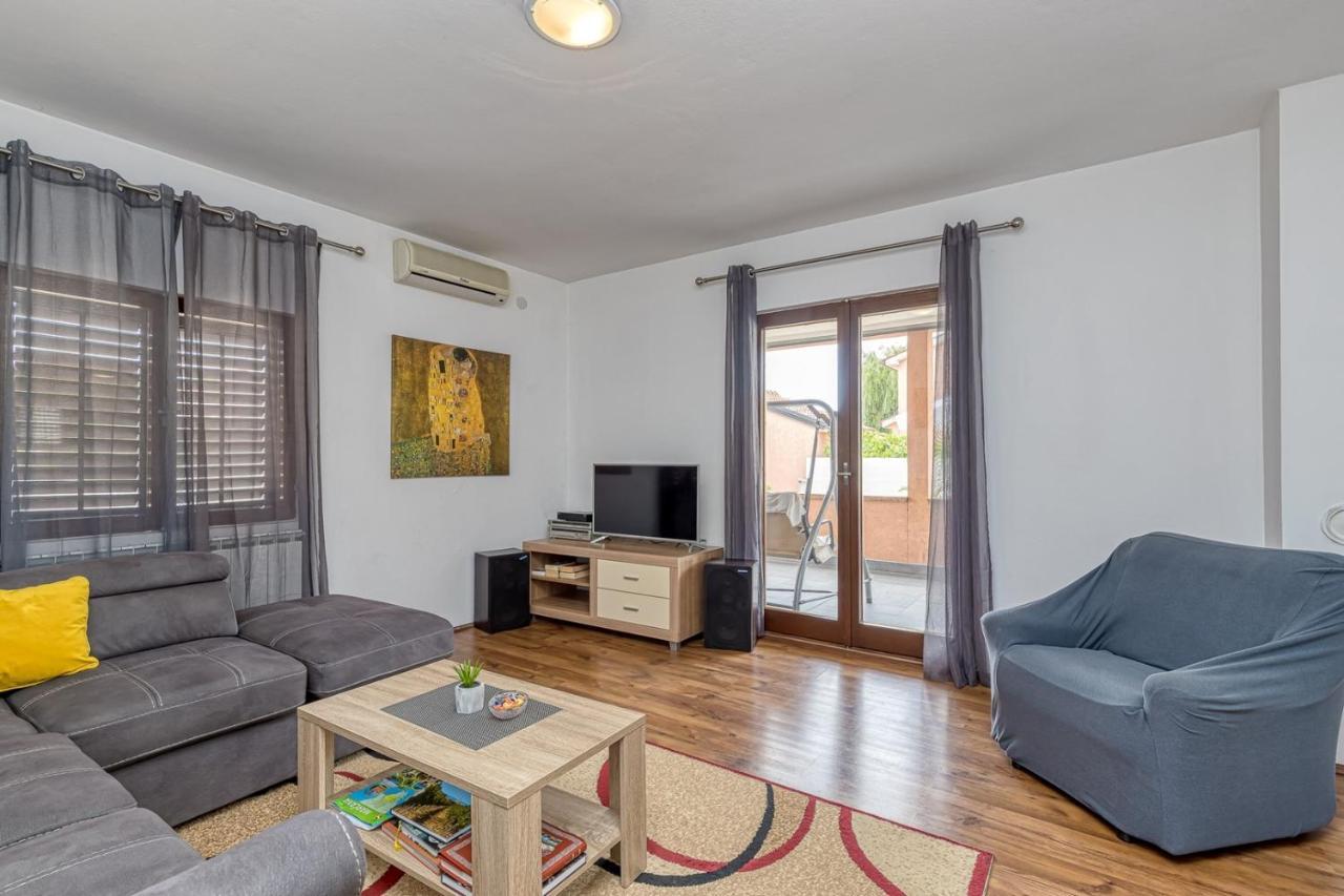 Emanuela With Private Pool Apartment Loborika Екстериор снимка
