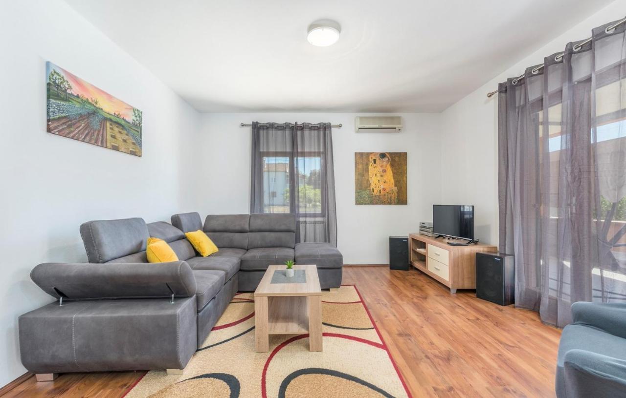 Emanuela With Private Pool Apartment Loborika Екстериор снимка